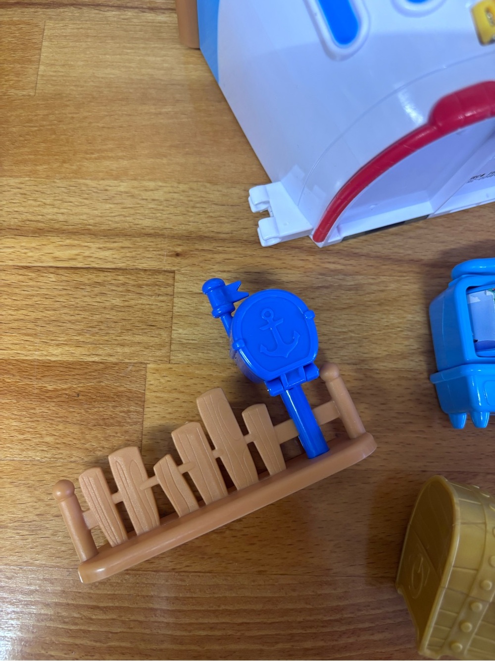 Disney Store Donald Duck House Play Set – Incomplete with Accessories - Picture 2 of 13
